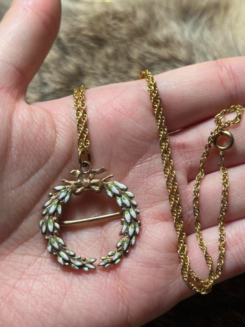 Vintage enamel gold toned wreath pendant with gold toned chain